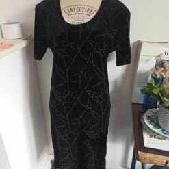 Robe En Velours Et Perles- 38 / 40 -Cachare Vetements Magasin 43c91327 b380 41fd 814b 93b2af13e65a